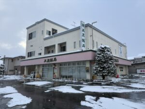 山形県東根市の土屋薬局外観（冬）｜体外受精・採卵周期・移植周期の漢方相談に対応