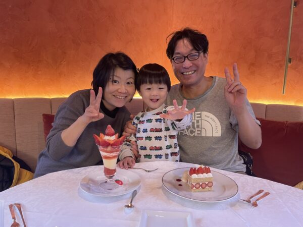 家族でいちごパフェを食べる幸せな瞬間｜結婚14年目の記念日