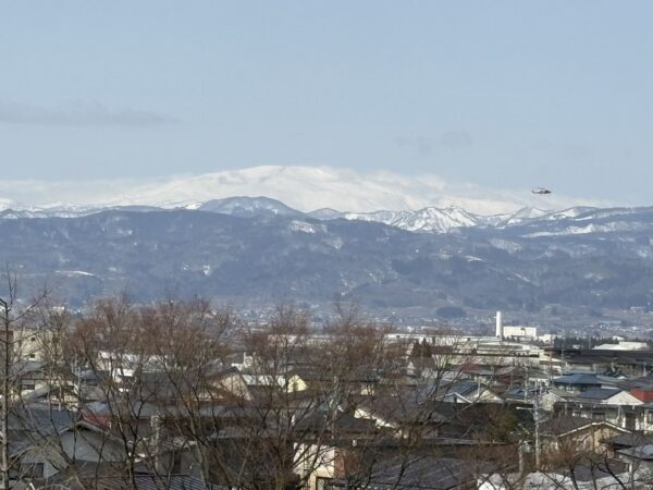 木山から眺めた雪解けの月山と葉山の雄大な風景