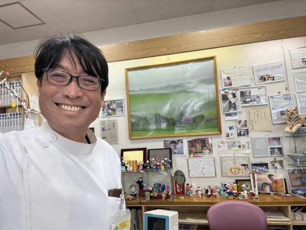 土屋薬局の漢方相談コーナーに立つ土屋幸太郎