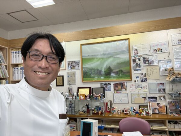 土屋薬局で朝の挨拶をする薬剤師・土屋幸太郎｜店内の様子と漢方相談コーナー