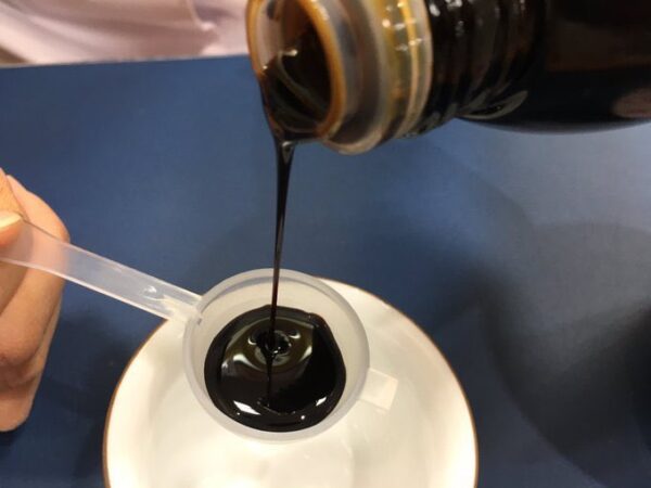 婦宝当帰膠 お湯に溶かす様子 漢方 シロップ