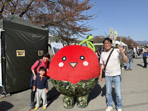 神町駐屯地の自衛隊桜祭りで、土屋幸太郎と妻・息子が自衛隊のゆるキャラ「やまちゃん」と撮影した家族写真