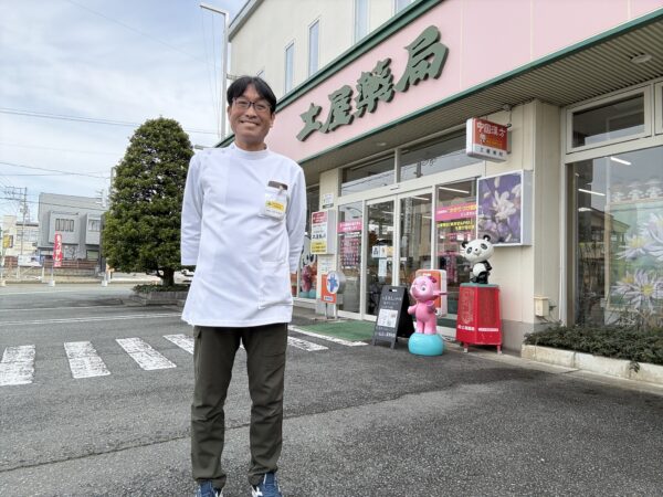 山形県東根市の土屋薬局店頭に立つ、薬剤師・認定不妊カウンセラー・国際中医専門員の土屋幸太郎さん。地域に寄り添った妊活相談や漢方相談を行っている様子。