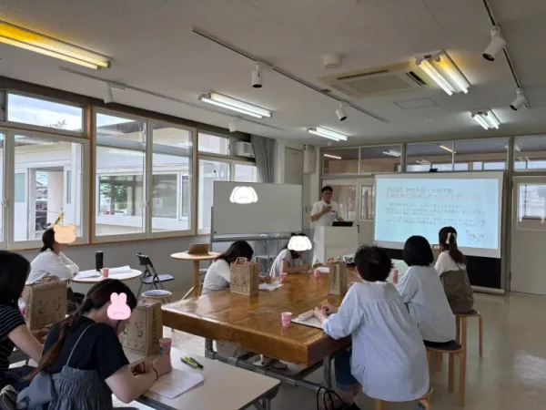 山形県村山市のリンクむらやまで開催した妊活セミナーにて、基礎体温や妊活について説明する薬剤師・認定不妊カウンセラーの土屋幸太郎さん。地域のご夫婦に向けて漢方や中医学の考え方を伝えている様子。