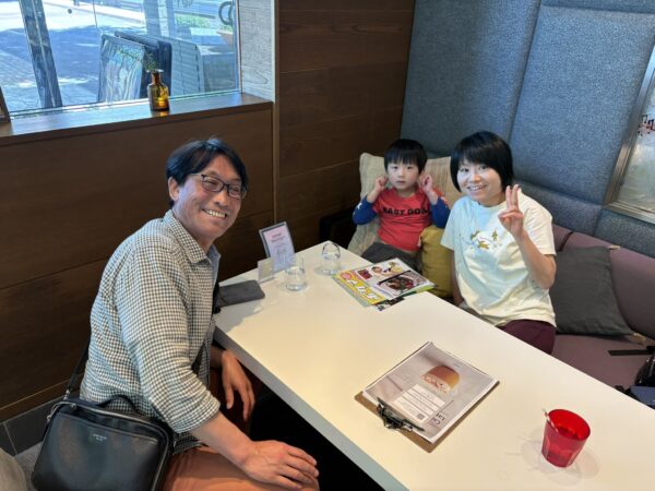 結婚15周年を迎え、山形市のパレスグランデール内レストラン「コンフェッティ」でランチを楽しむ土屋薬局の家族3人。5歳の息子さんと過ごす幸せな時間の記念写真🍒