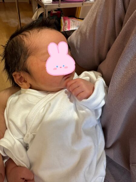 長い妊活と反復着床不全を乗り越えて出産されたお母さんが、生まれたばかりの赤ちゃんを優しく抱っこしている写真🍒