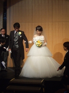 15年前に山形市のパレスグランデールで結婚式を挙げた頃の土屋薬局・土屋幸太郎夫妻の結婚式写真。現在は5歳の息子さんと3人家族となり、月日の流れを感じる思い出の一枚💍🍒