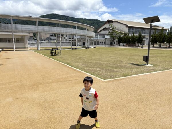 中医学教室の会場となるリンクむらやまの校庭で元気いっぱいに遊ぶ息子。家族で続けてきた教室の思い出の一枚。