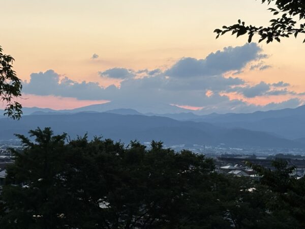 山形県東根市から望む夕暮れの月山