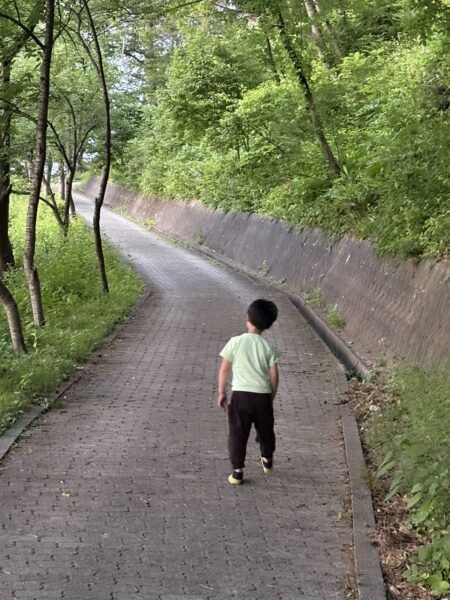 山形県東根市の若木山を登る5歳の息子と初夏の夕暮れ