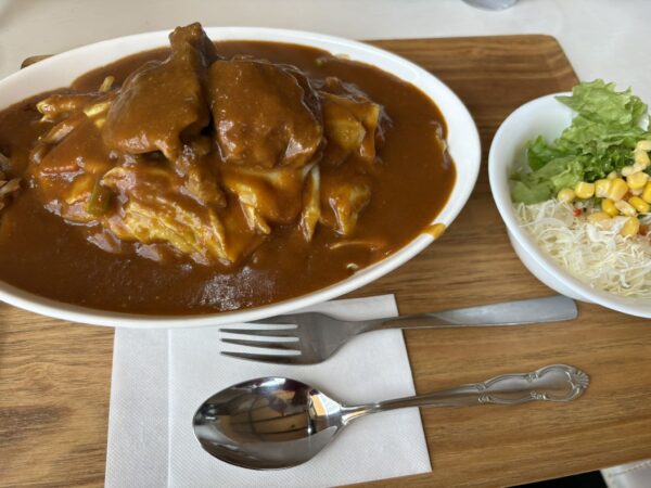 東根市・未来食堂の未来カレー。大きな豚肉が入った人気のカレーランチ。