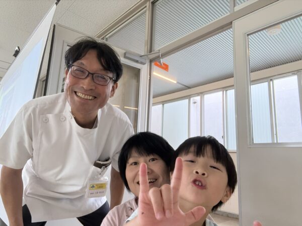 リンクむらやまの会場で親子3人が笑顔で撮影した自撮り写真