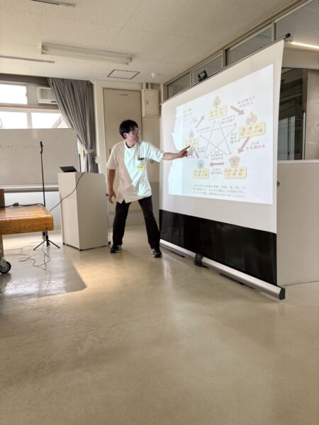 リンクむらやまで開催した第11回中医学教室で熱心に講演する土屋幸太郎