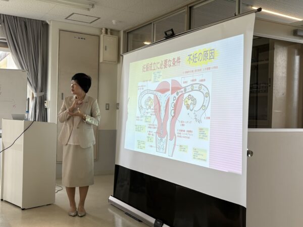 王愛延先生が妊活セミナーで妊娠のしくみや基礎体温、中医学について講演している様子(リンクむらやま・山形県村山市)
