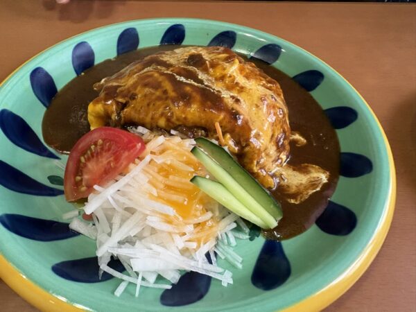 東根市蟹沢の洋食店「パパアンドママ」でいただいたオムライス。昔ながらの洋食屋さんを思わせる、どこか懐かしい味わい。