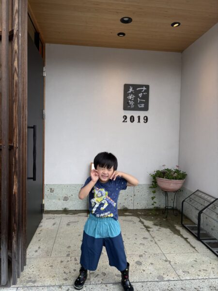 東根市のナガトロ美術館前で、おちゃめなポーズを見せる5歳の息子。家族で展覧会を楽しんだ思い出の一枚。