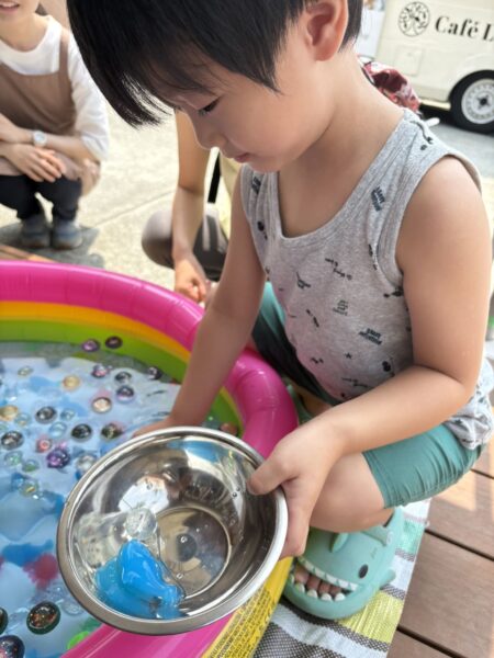 天童市の木の下商店（Café La Terre）の夏祭りでスーパーボールすくいを楽しむ息子