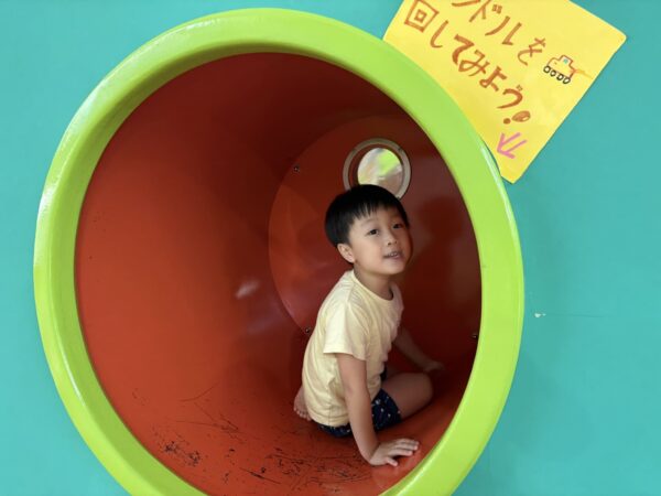 ハンドルを回してにっこり