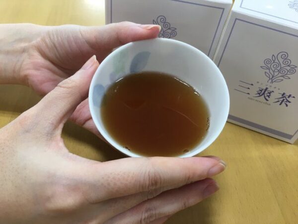お湯に溶かした漢方ダイエット健康茶の三爽茶