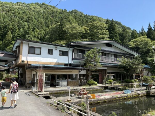新山釣堀へ向かう、手をつなぐ息子と妻