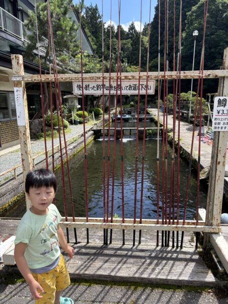釣り竿の前の５歳の息子、やるぞー