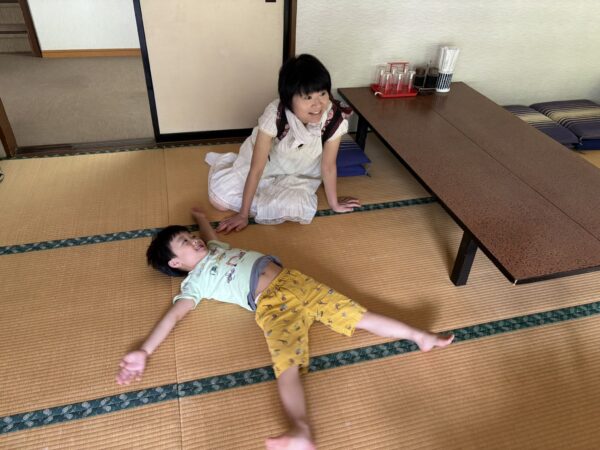 畳でのびのび～する息子と妻