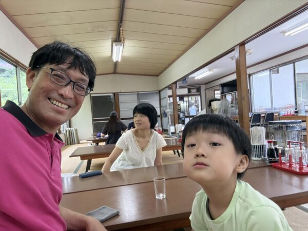 ニジマスの塩焼きを待つ親子３人