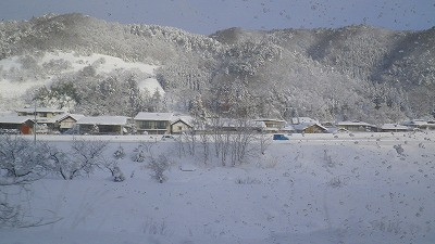 山形新幹線からの雪の美しい車窓