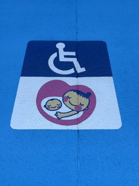 土屋薬局の駐車場に描かれたマタニティマークと車いすマーク