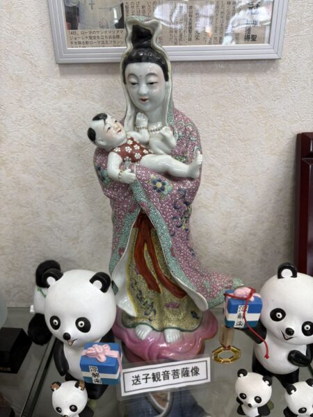 土屋薬局の漢方相談コーナーにある送子観音菩薩像