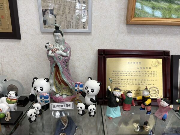 土屋薬局の漢方相談コーナーに置かれた送子観音菩薩像の全体像