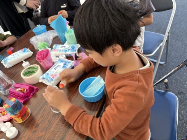神町公民館の秋の文化祭でランタンづくりを楽しむ５歳の息子