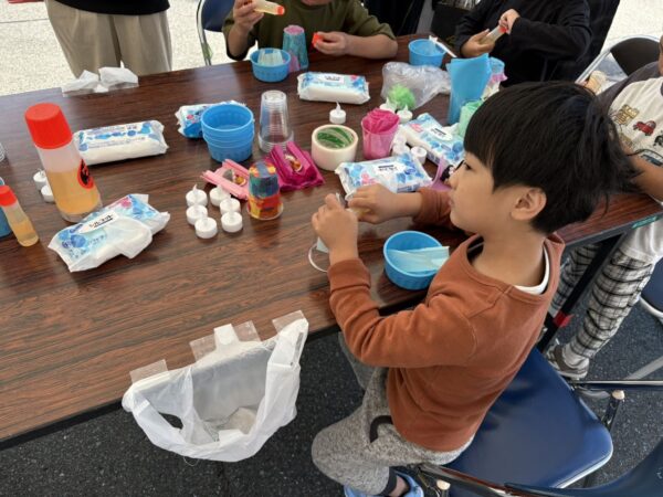 神町公民館の秋の文化祭で、プラスチックのコップを使ったランタンづくりを楽しむ息子