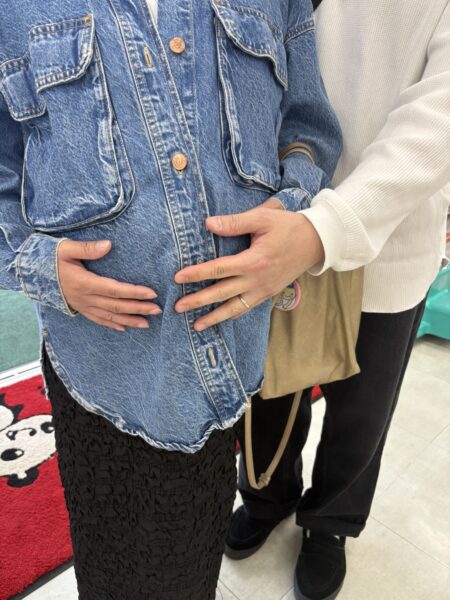 妊娠37週を迎えた奥さまのお腹に、ご主人さまも手を添え、ご出産を心待ちにするご夫婦