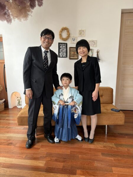 神町の佐直写真館で撮影した、5歳の息子の七五三を祝う家族3人の記念写真