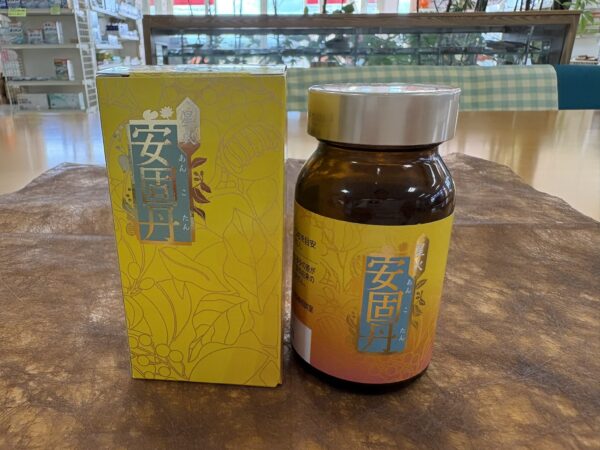 土屋薬局の店内で撮影した漢方食品・星火安固丹の箱とボトル