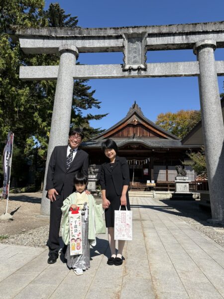 谷地八幡宮で5歳の息子の七五三のお詣りをした家族3人の記念写真
